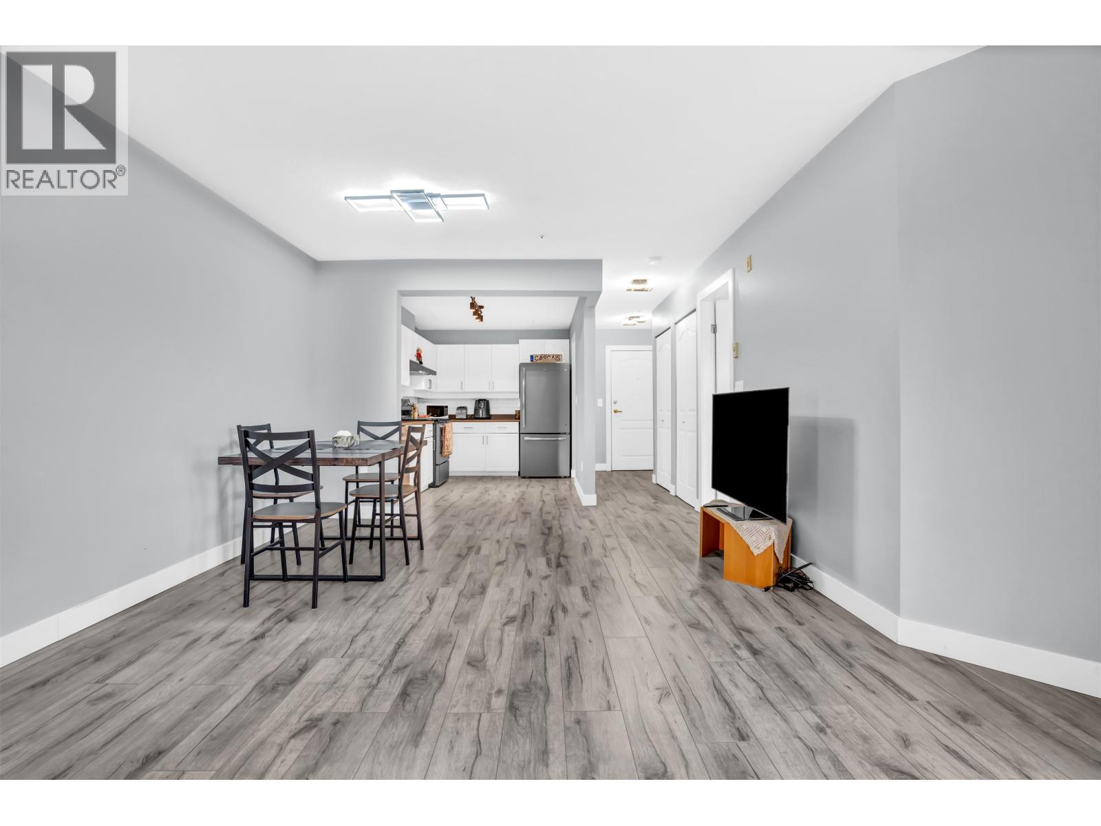 301 1655 Grant Avenue Property Photo 6