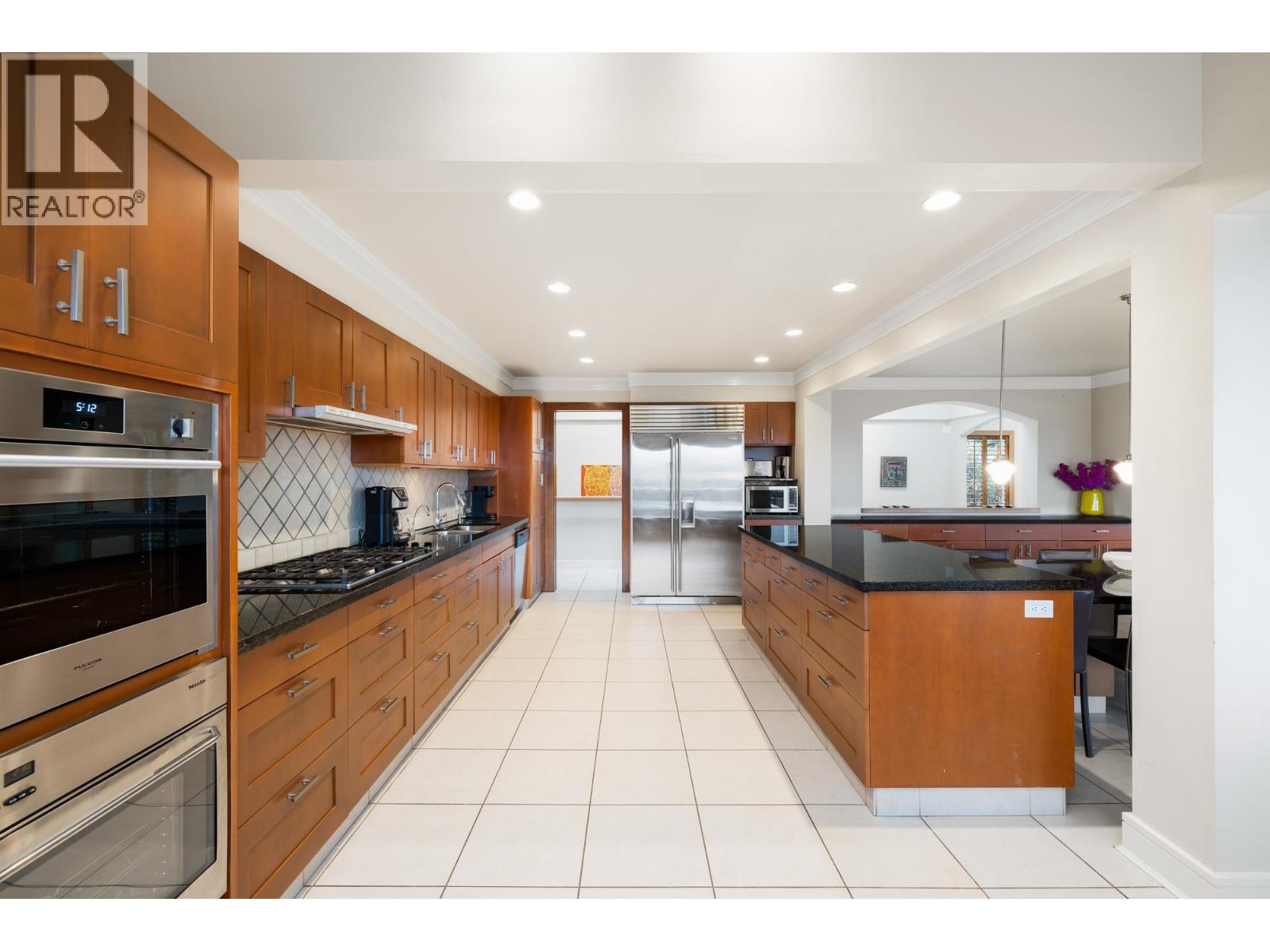 1035 King Georges Way Property Photo 14