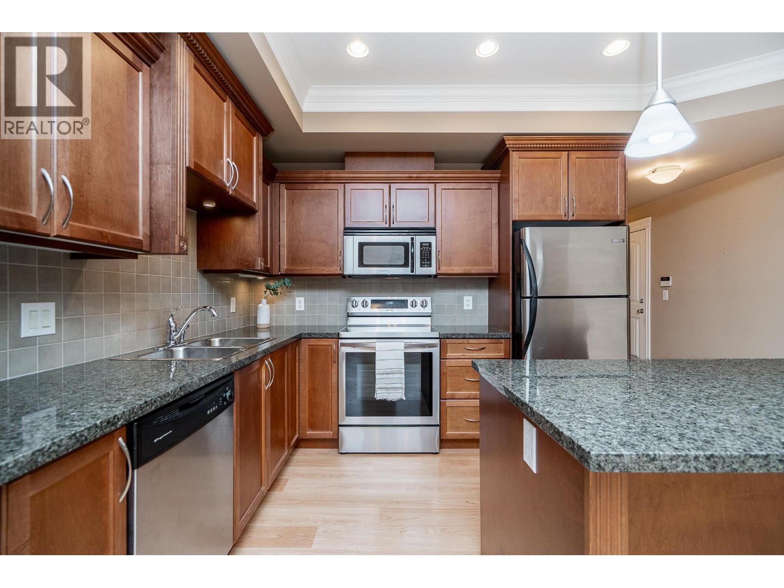 301 22150 Dewdney Trunk Road Property Photo 5
