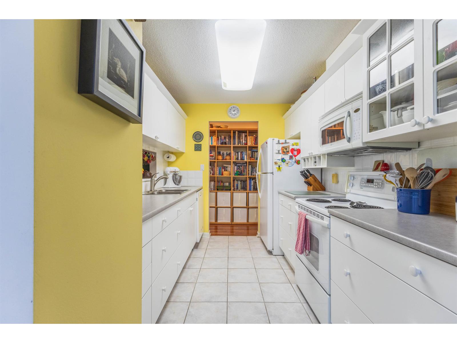 207 15466 North Bluff Road Property Photo 8