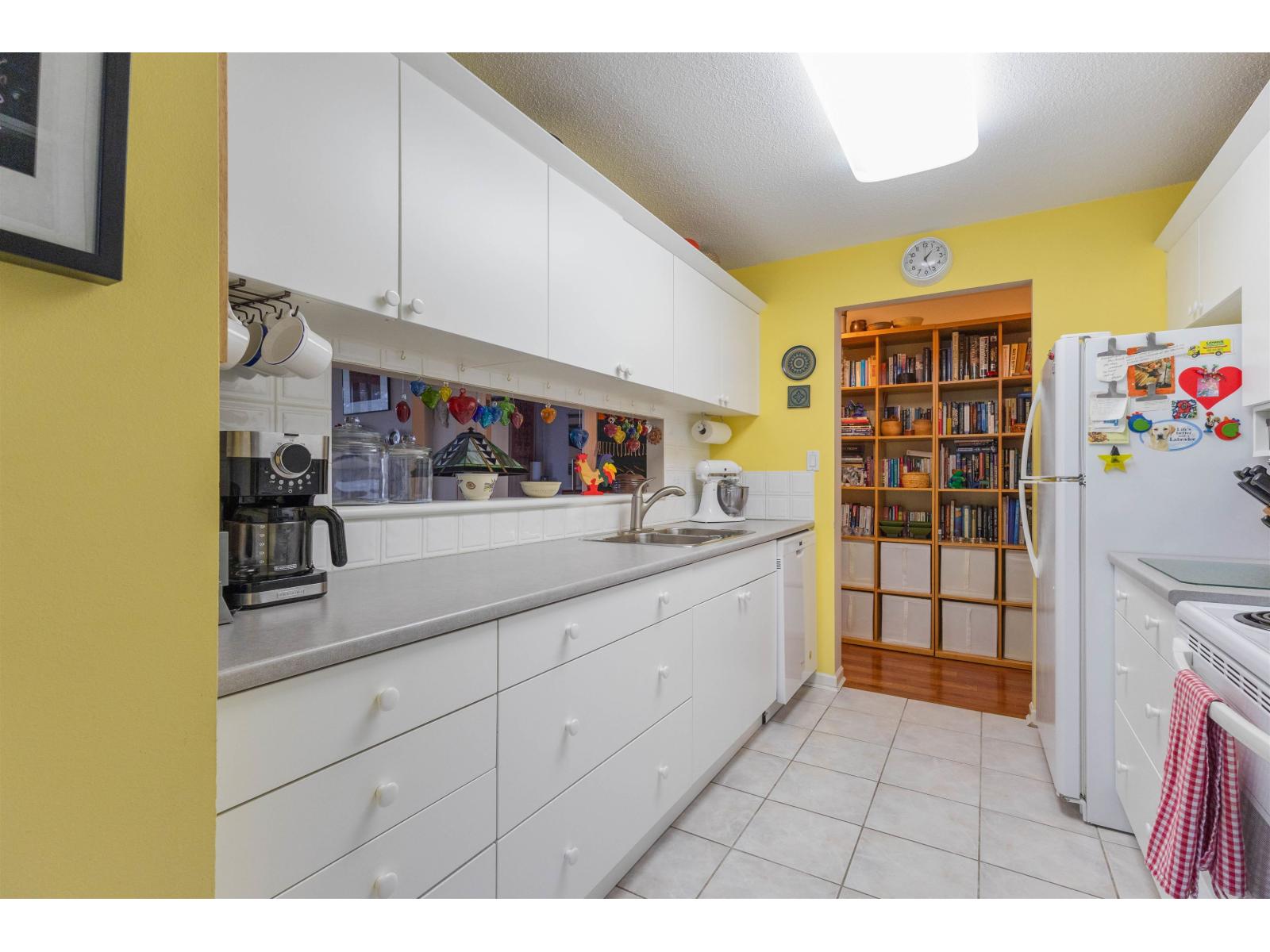 207 15466 North Bluff Road Property Photo 9