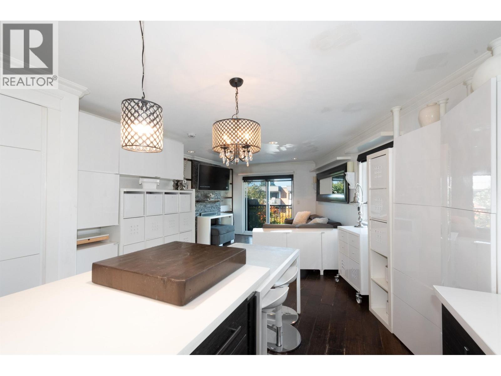 2048 Triumph Street Property Photo 3