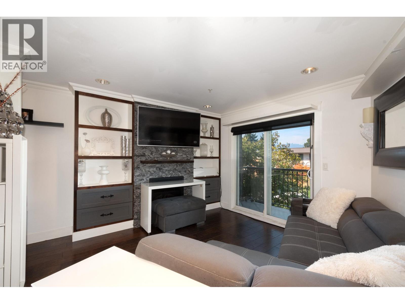 2048 Triumph Street Property Photo 4
