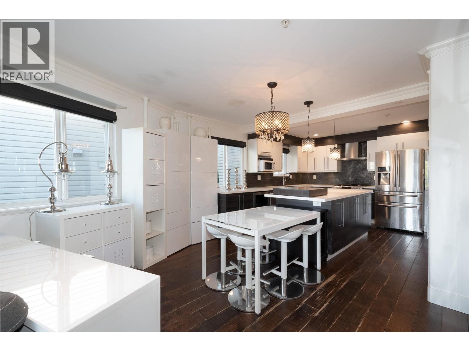 2048 Triumph Street Property Photo 7