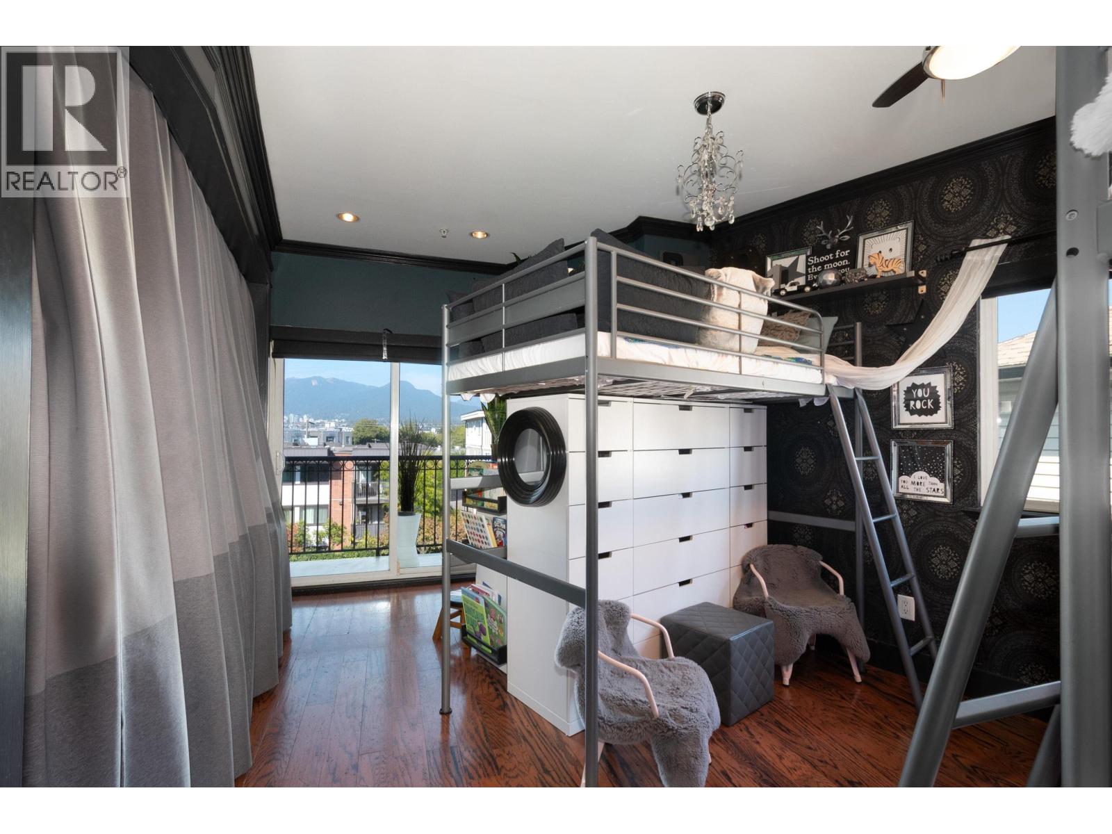 2048 Triumph Street Property Photo 11