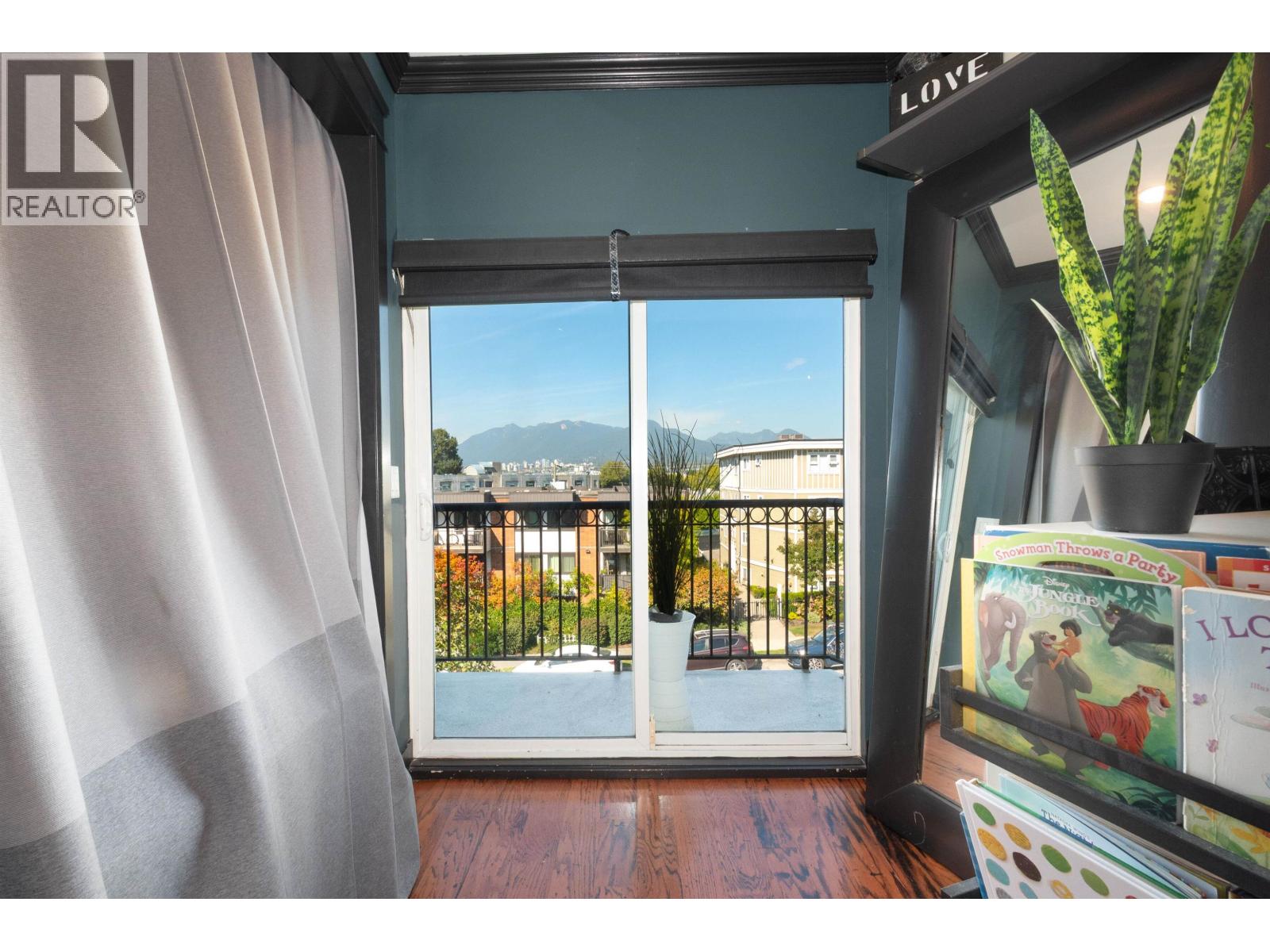 2048 Triumph Street Property Photo 12