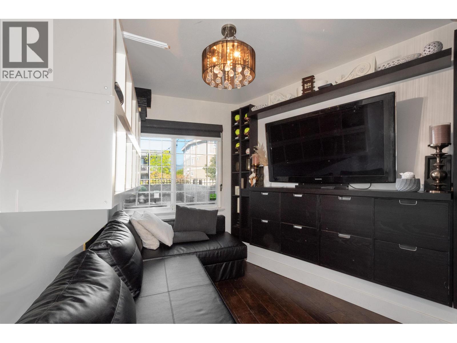 2048 Triumph Street Property Photo 13