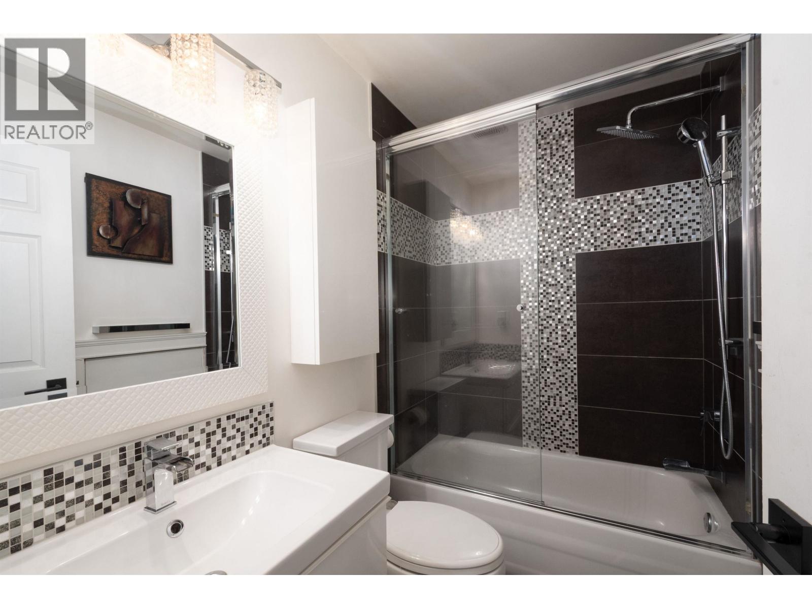 2048 Triumph Street Property Photo 14