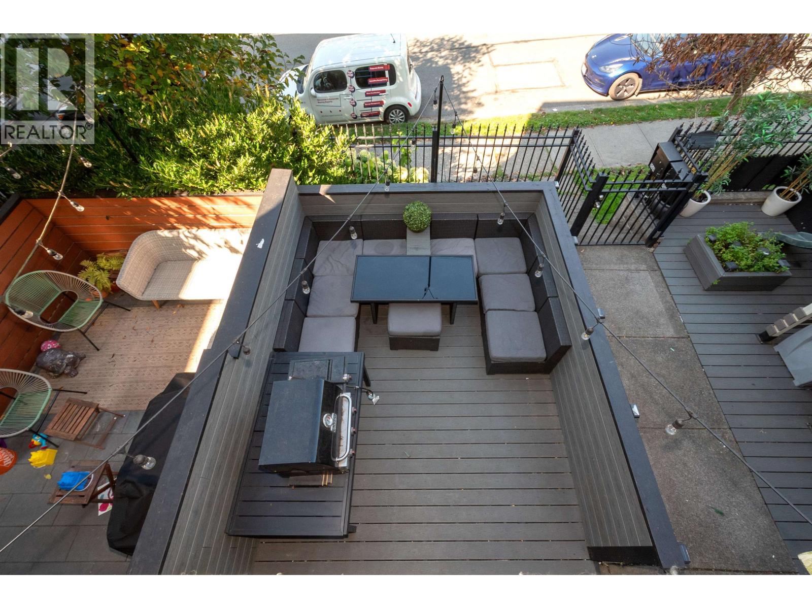 2048 Triumph Street Property Photo 17