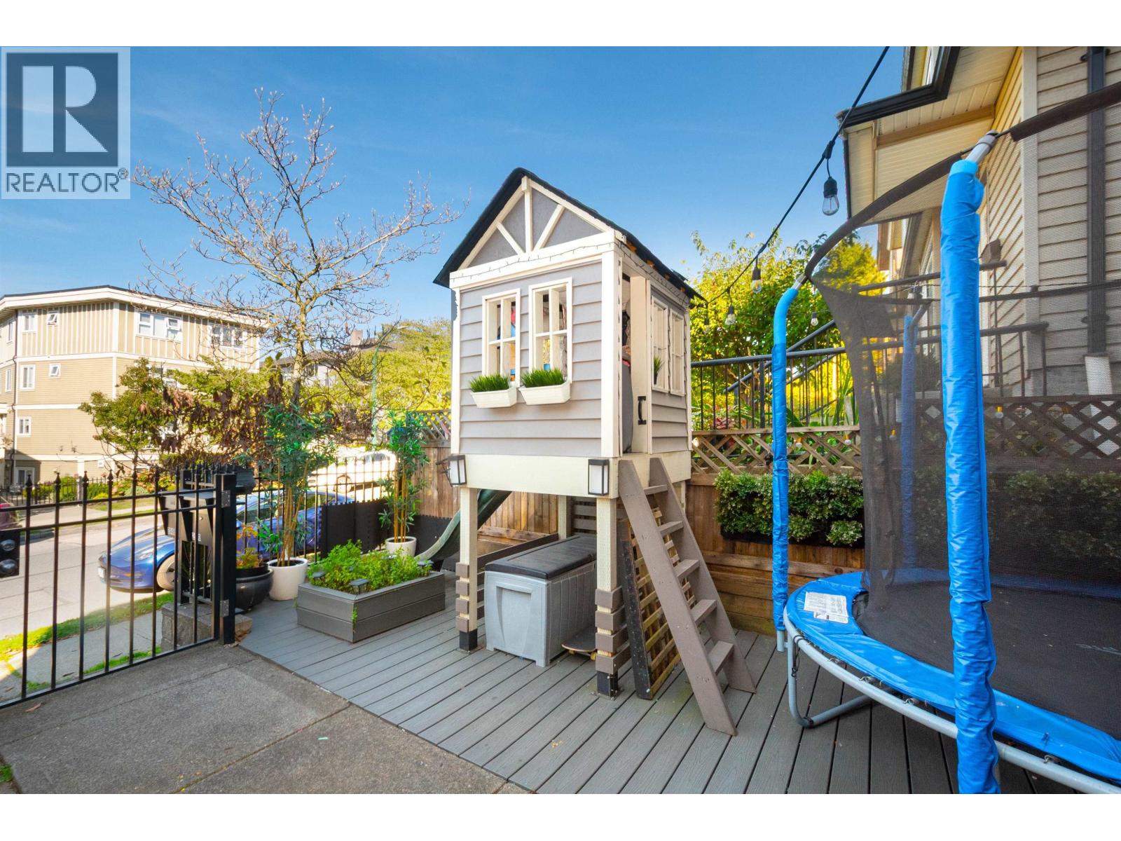 2048 Triumph Street Property Photo 18