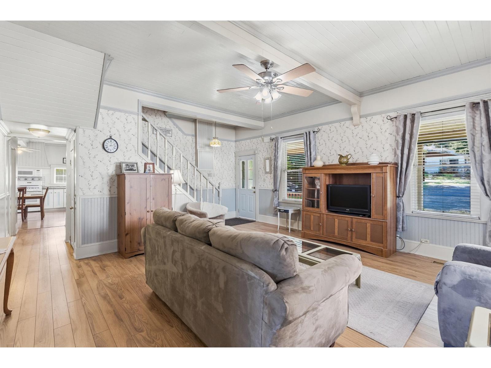 1075 3rd Avenue Property Photo 6
