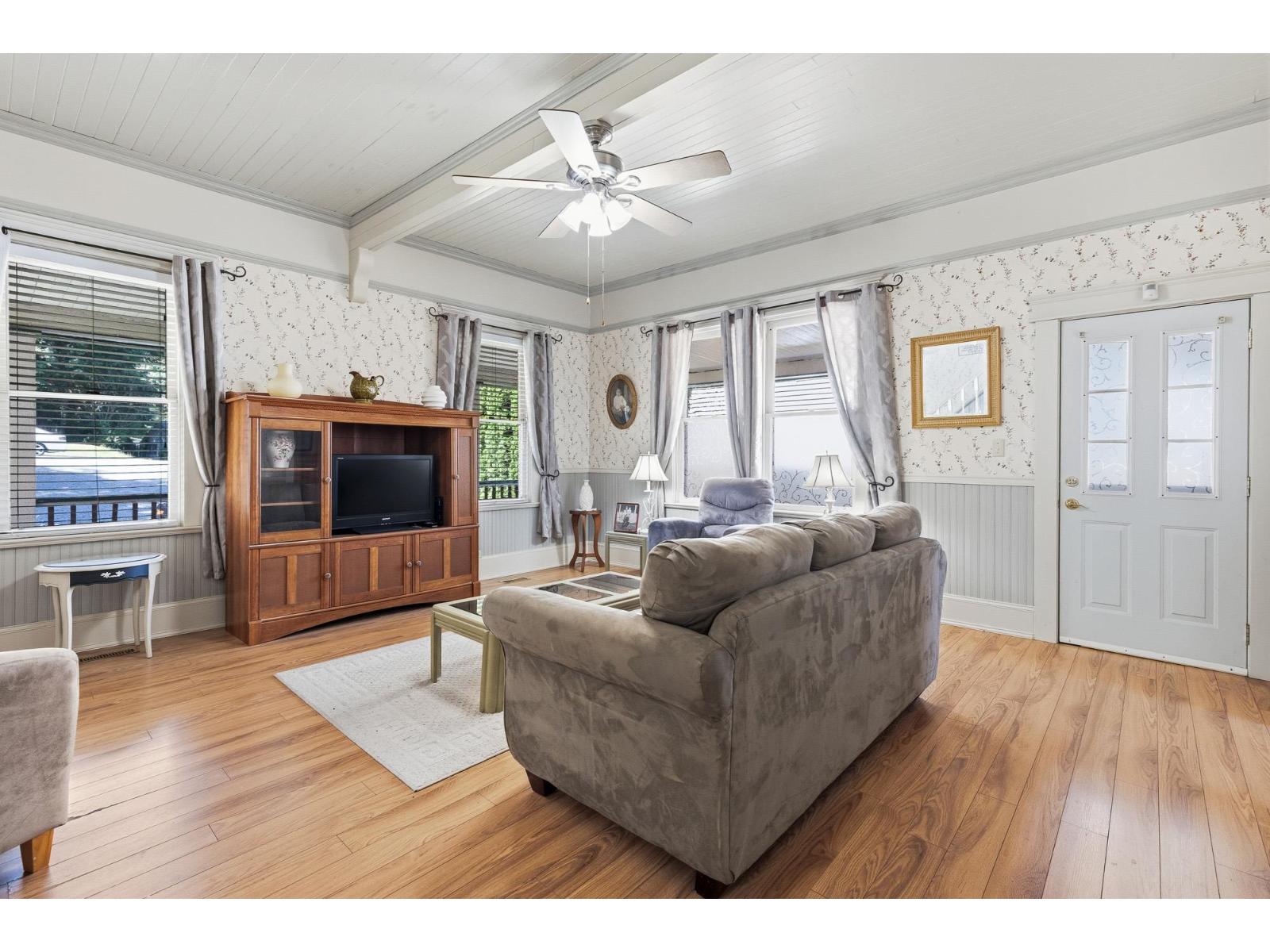 1075 3rd Avenue Property Photo 8