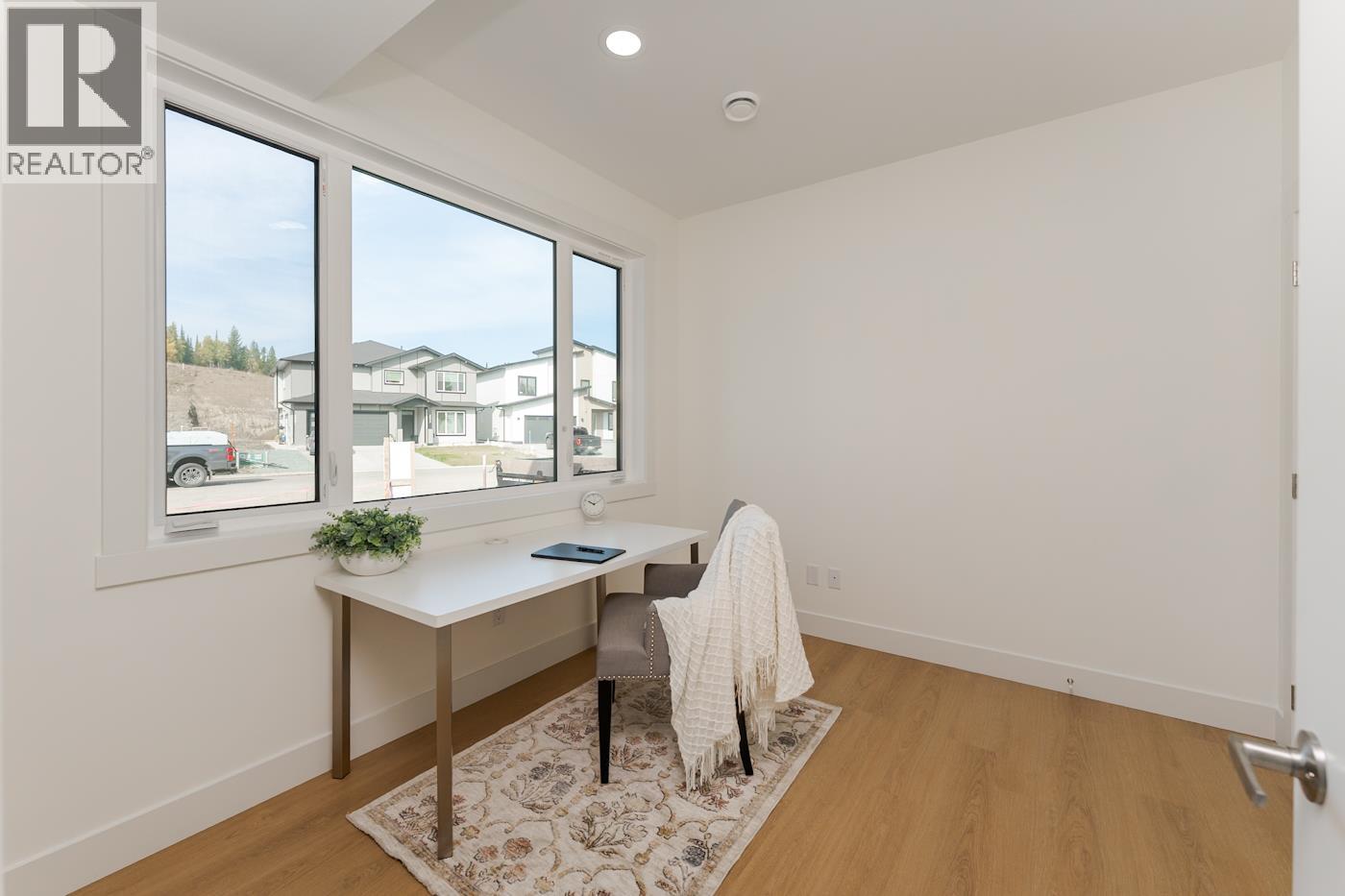 7990 Southridge Avenue Property Photo 4