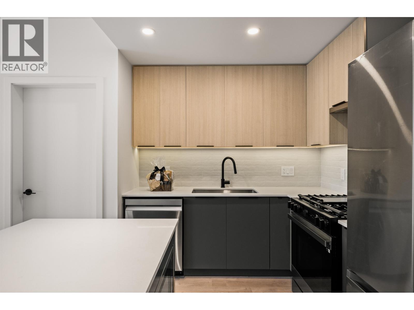 410 111 Buller Street Property Photo 8