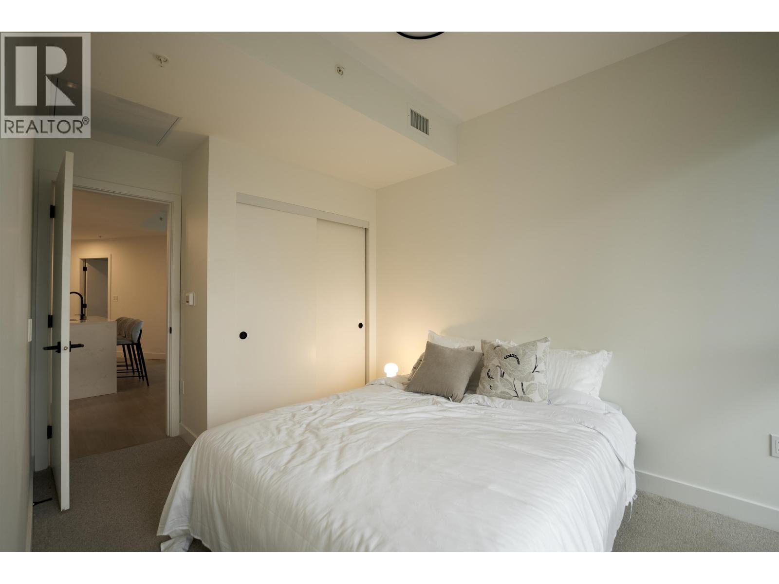 360 422 E 3rd Street Property Photo 10