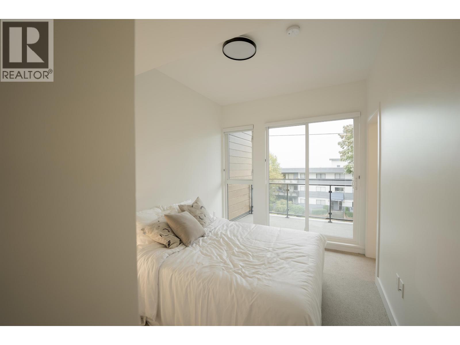 360 422 E 3rd Street Property Photo 13