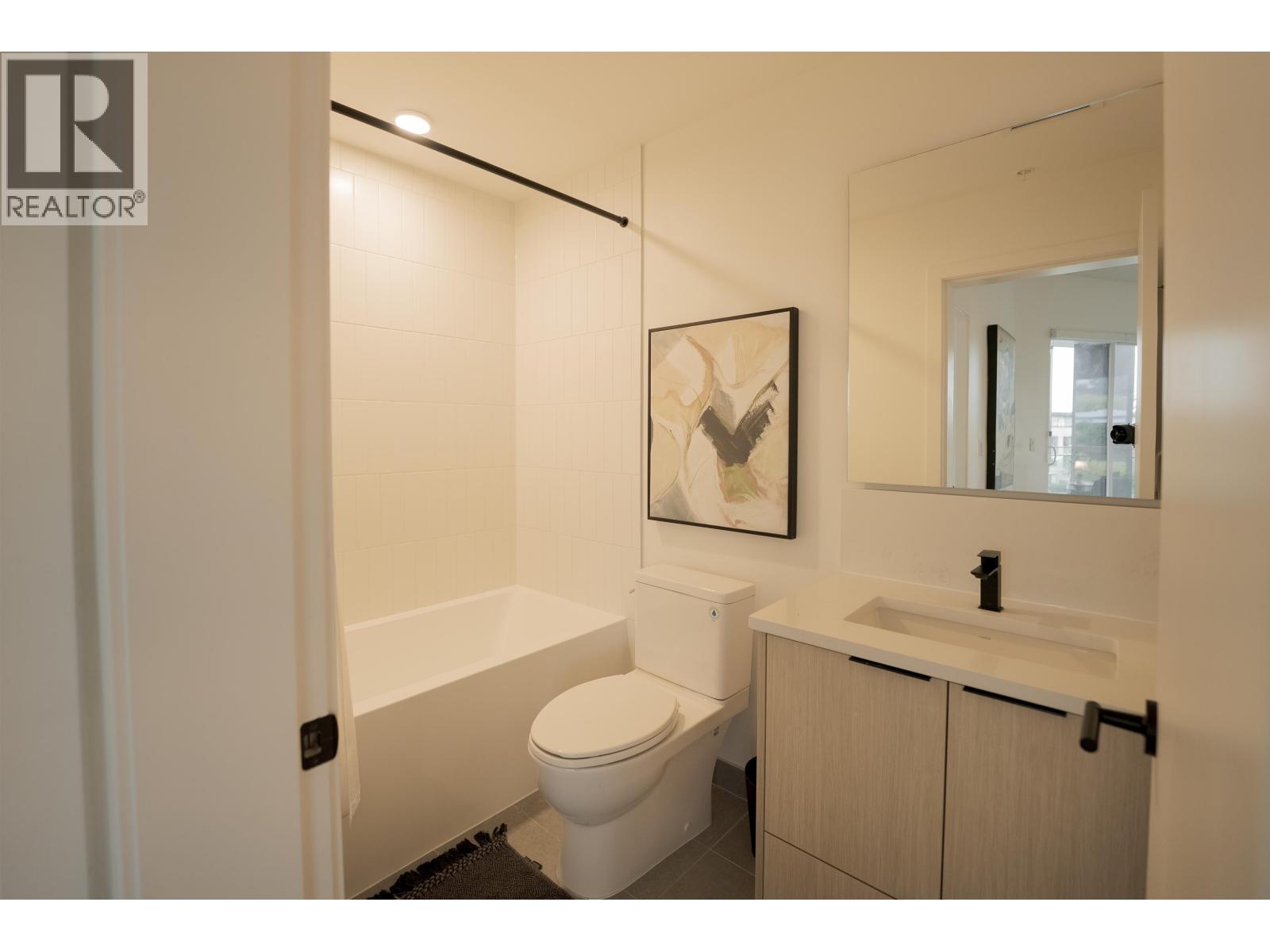 360 422 E 3rd Street Property Photo 14