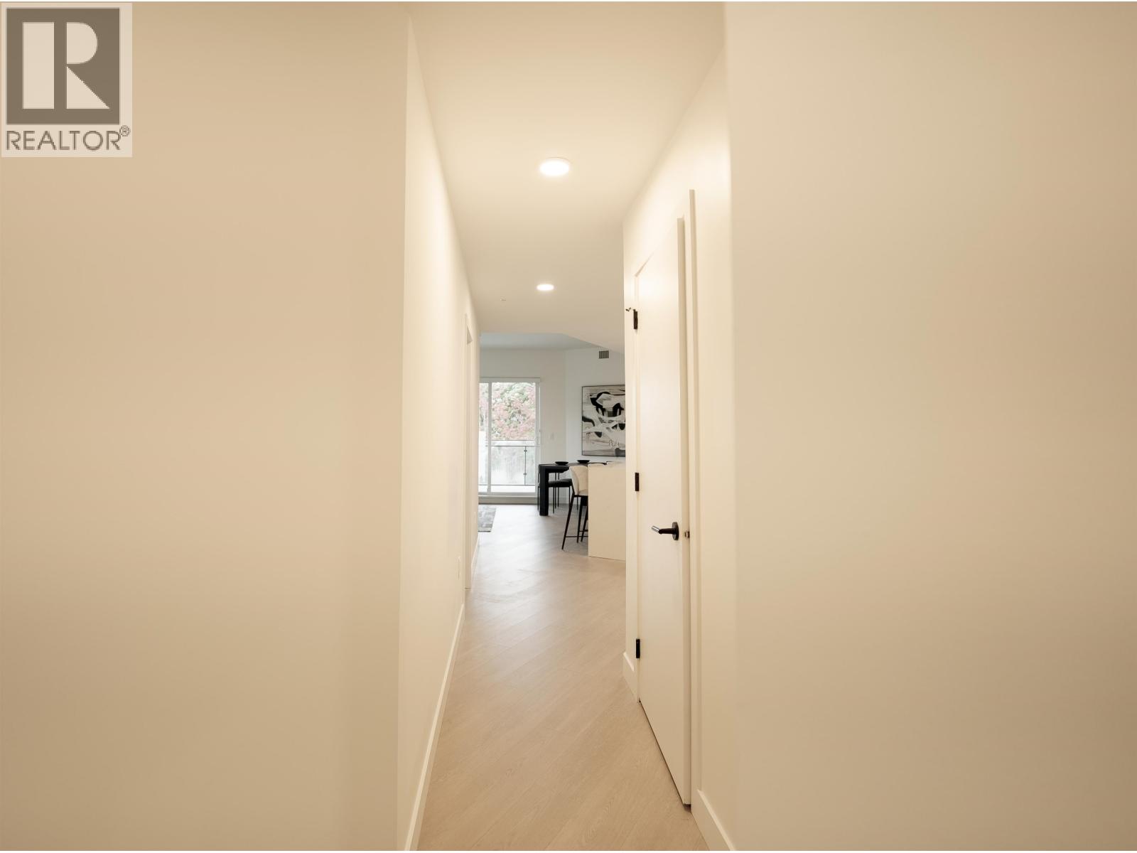 360 422 E 3rd Street Property Photo 23