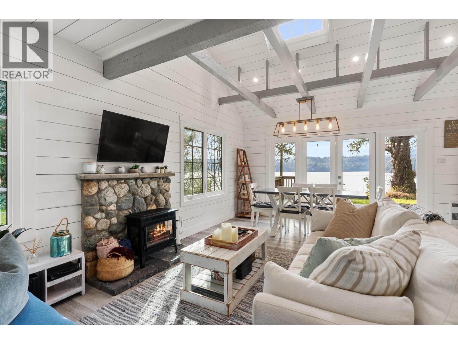 6129 Sechelt Inlet Road Property Photo 3