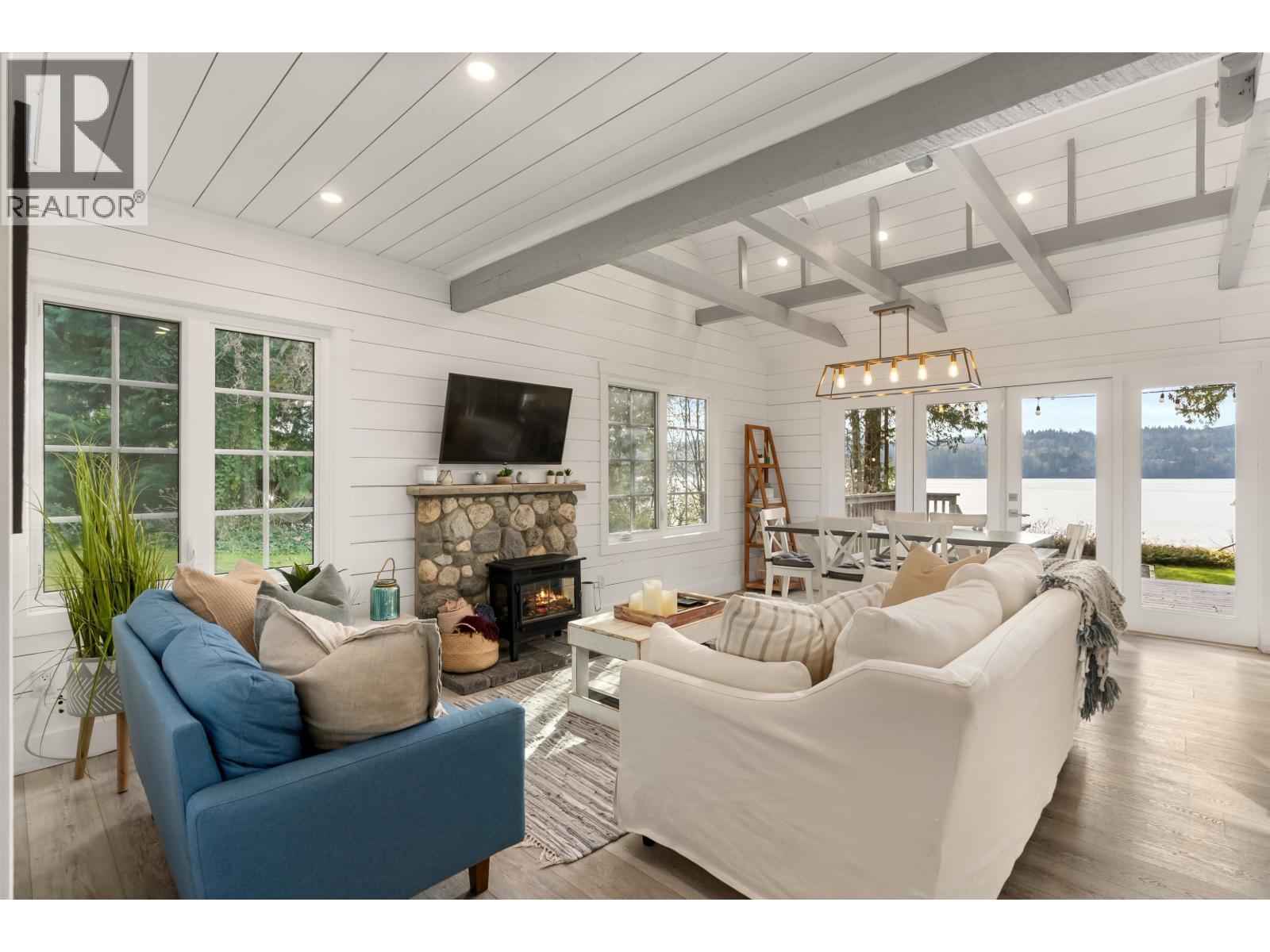 6129 Sechelt Inlet Road Property Photo 4