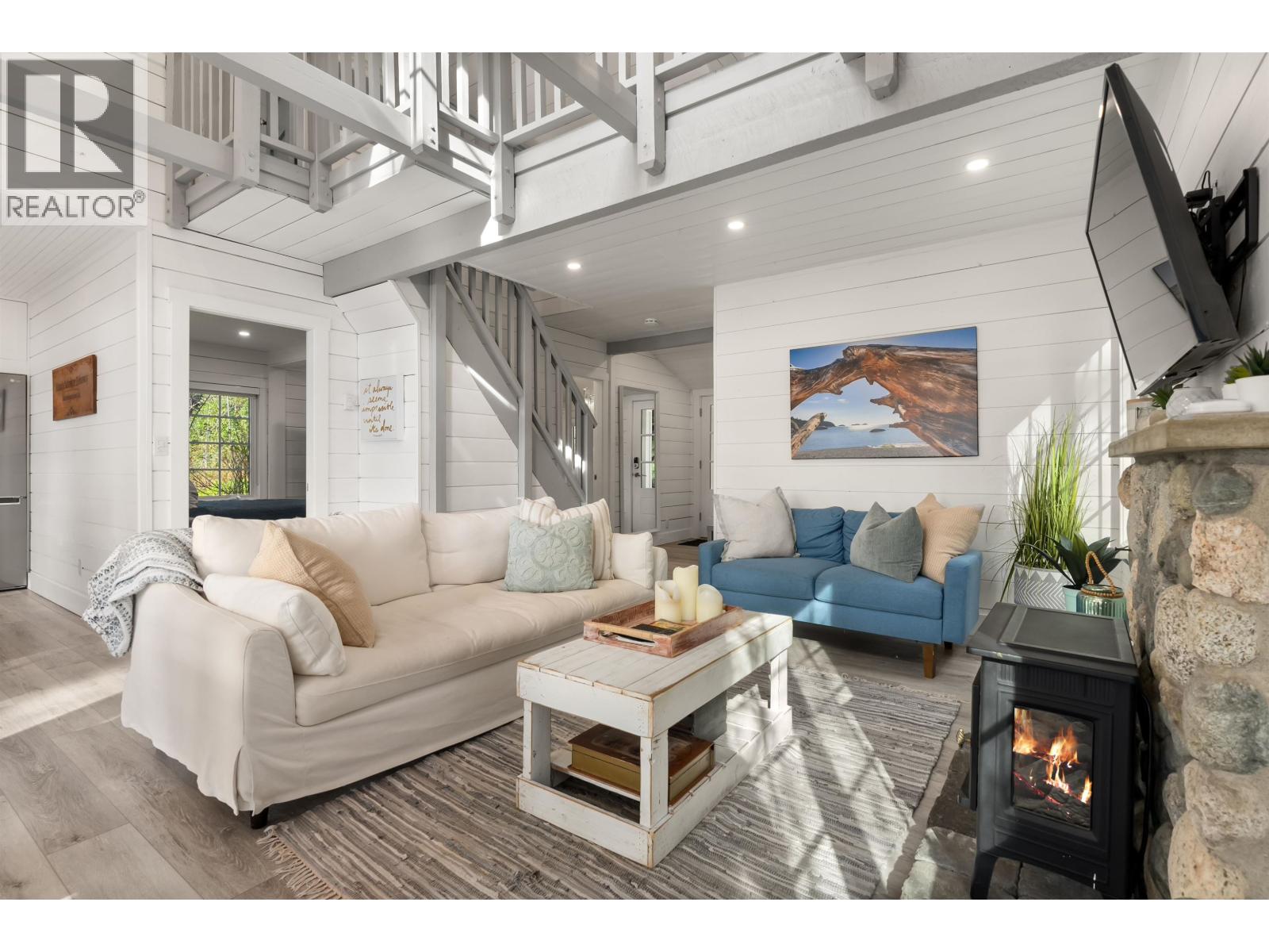 6129 Sechelt Inlet Road Property Photo 5