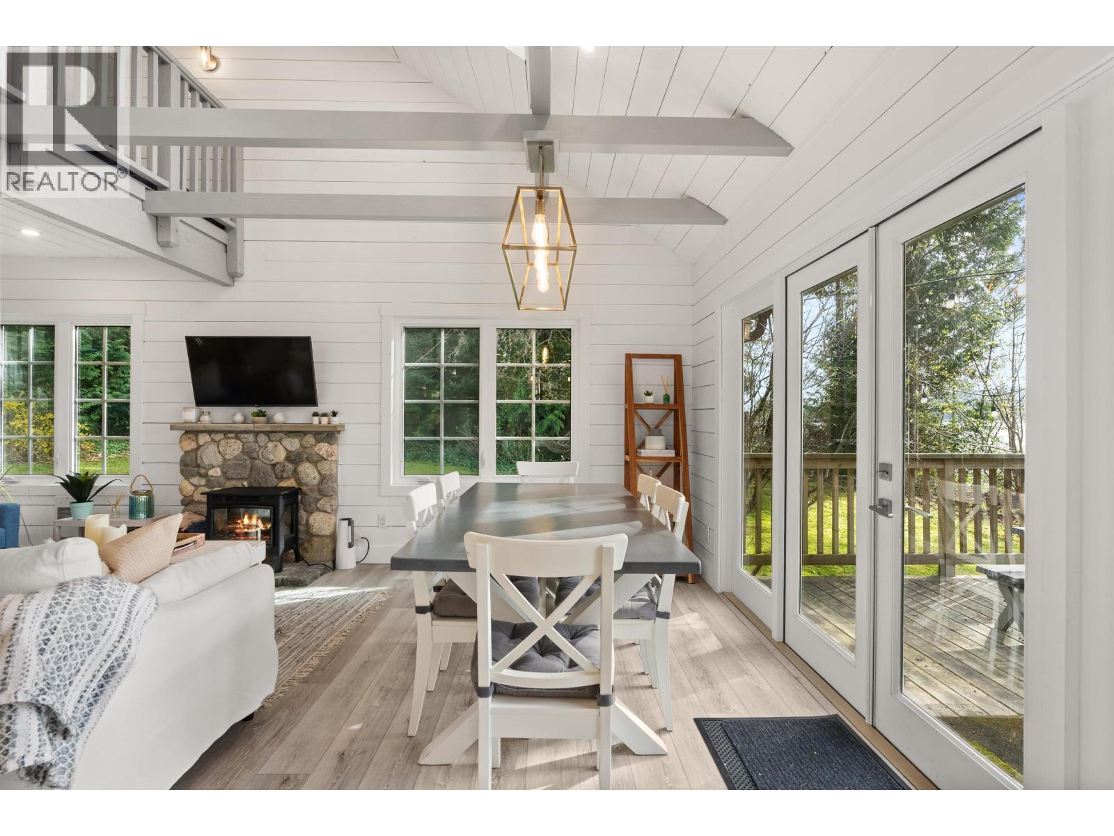 6129 Sechelt Inlet Road Property Photo 8