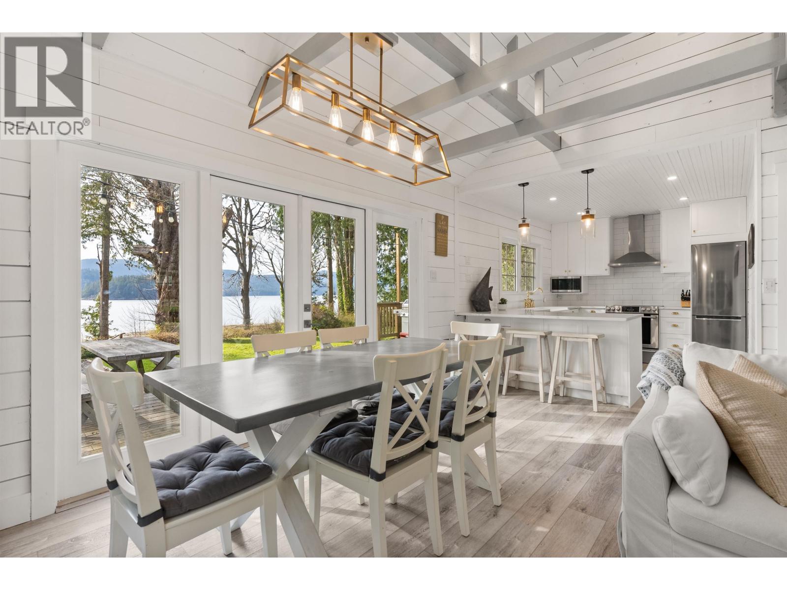 6129 Sechelt Inlet Road Property Photo 10