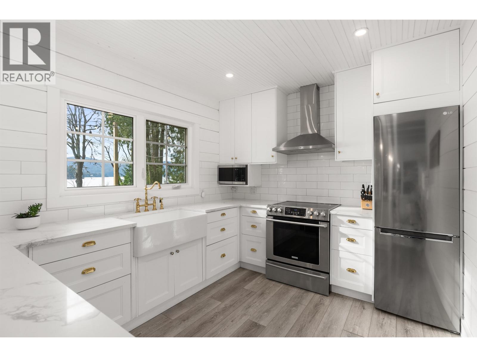 6129 Sechelt Inlet Road Property Photo 14