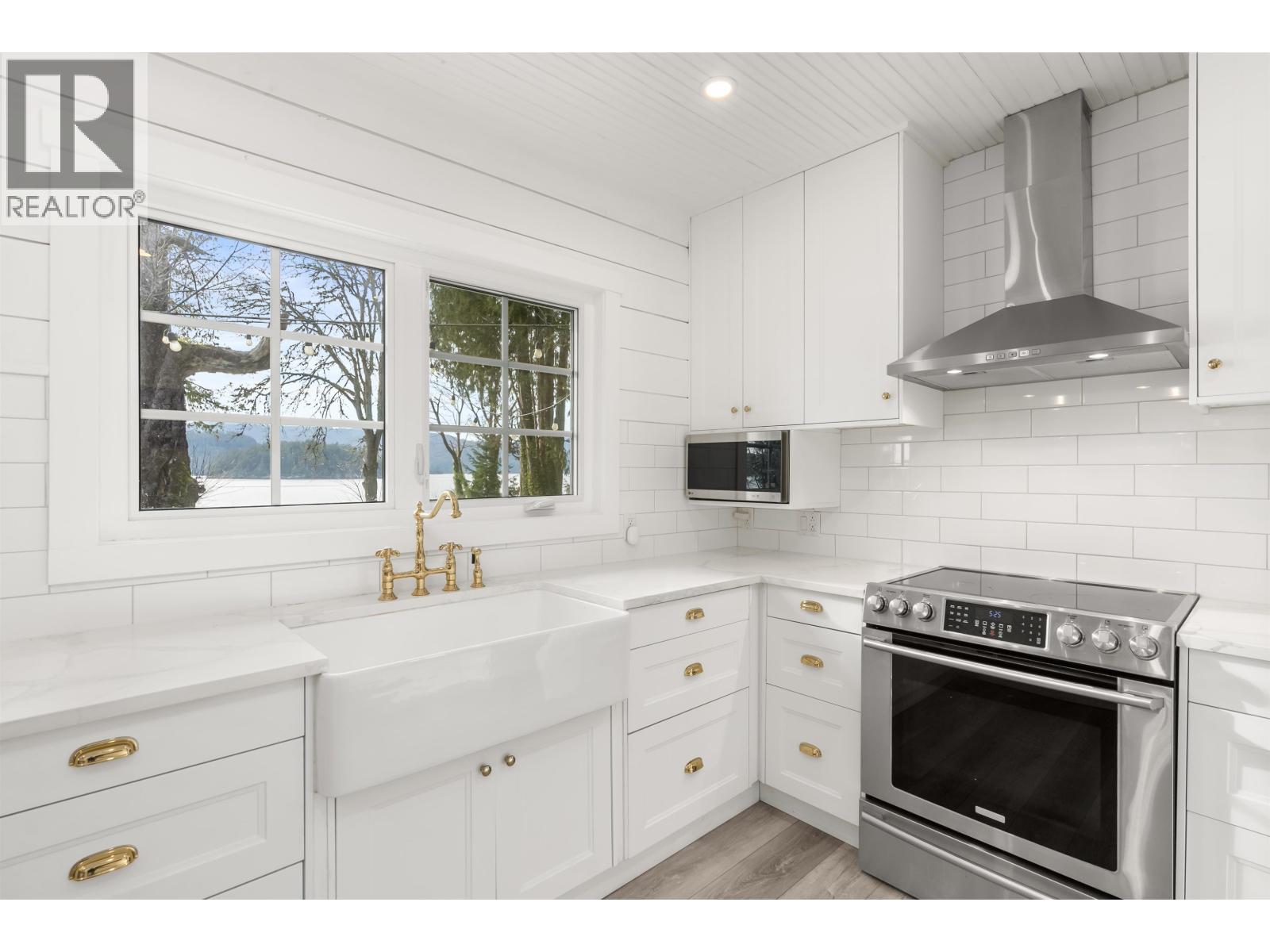 6129 Sechelt Inlet Road Property Photo 16