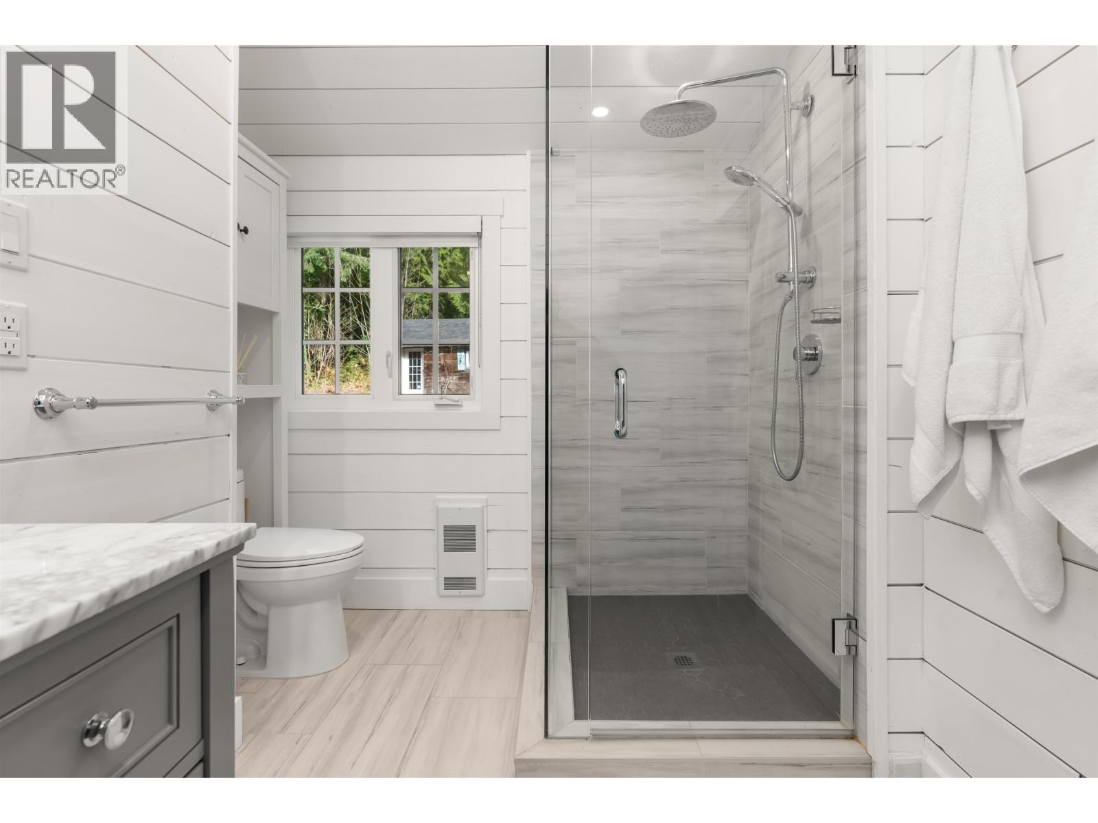 6129 Sechelt Inlet Road Property Photo 21