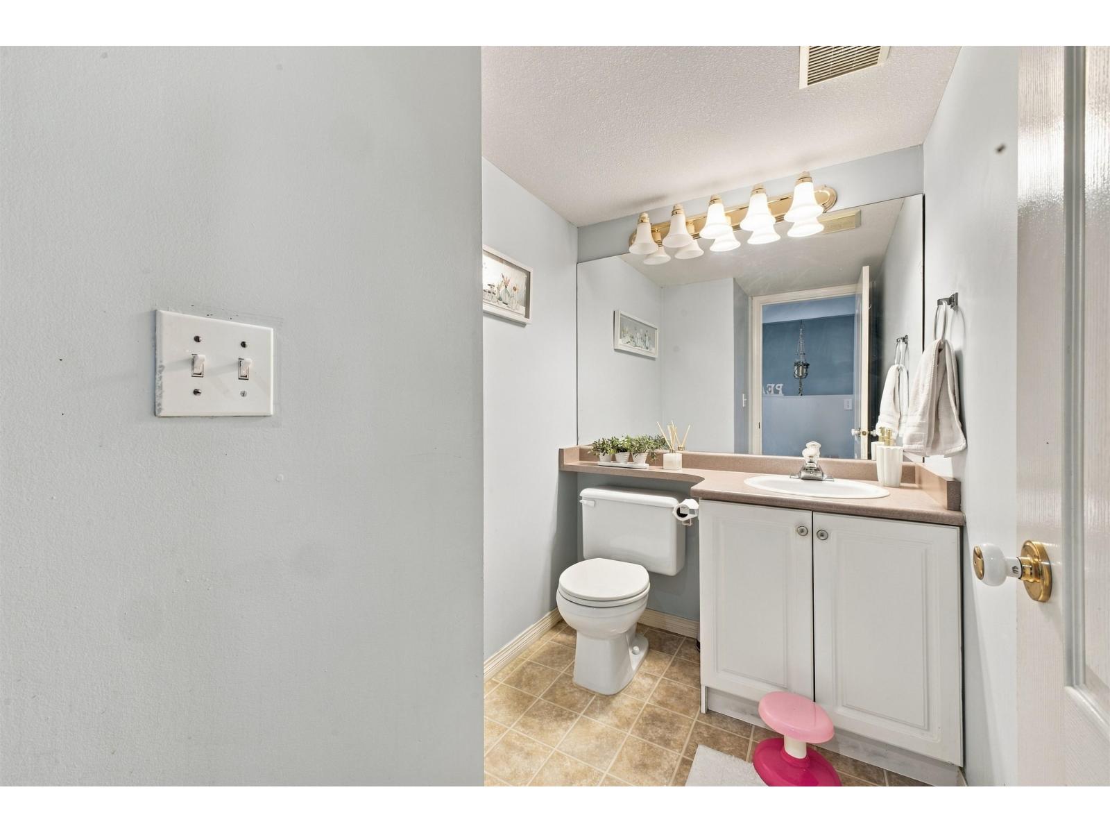 18 8289 121a Street Property Photo 16