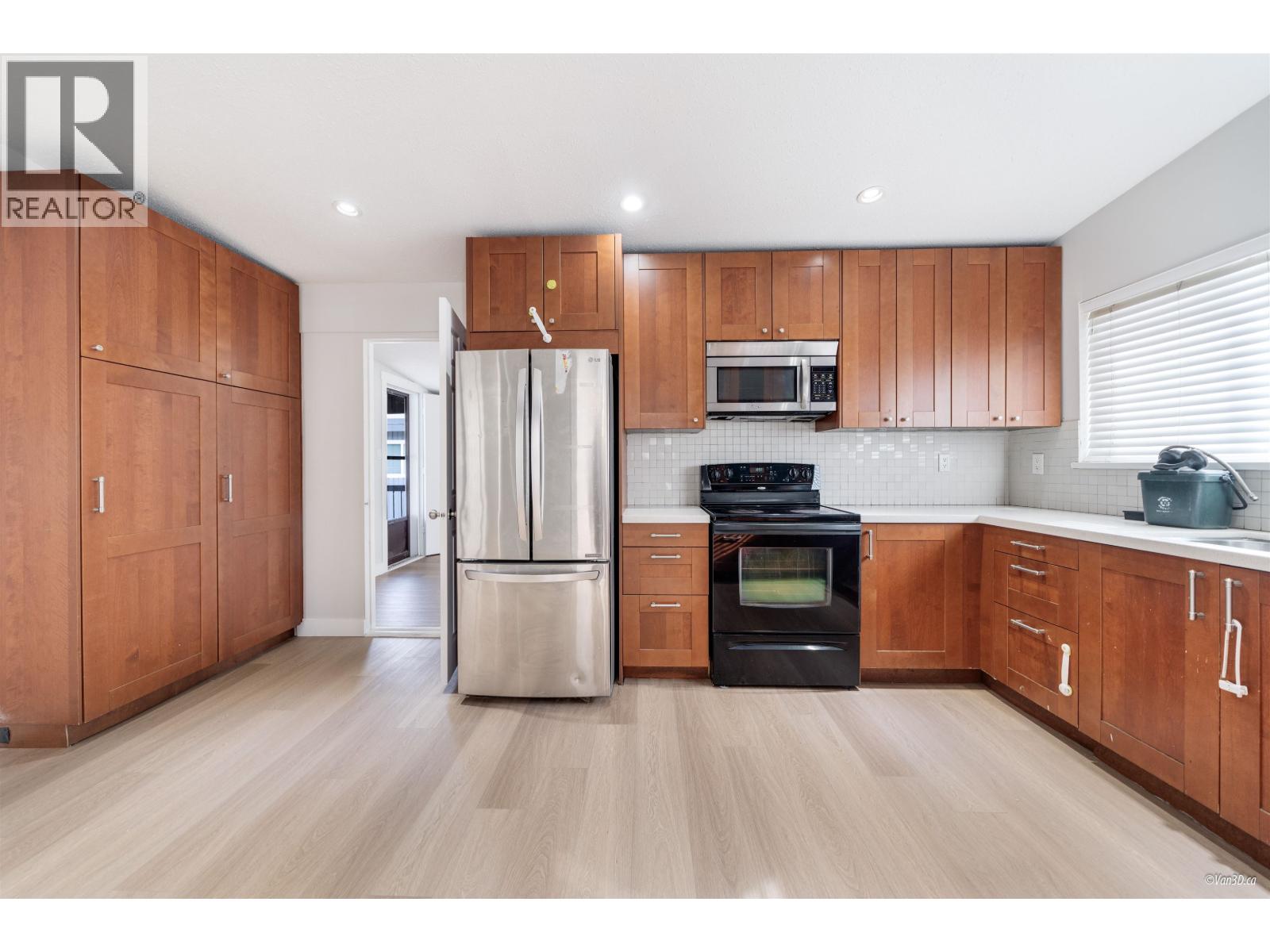 7148 6th Street Property Photo 4