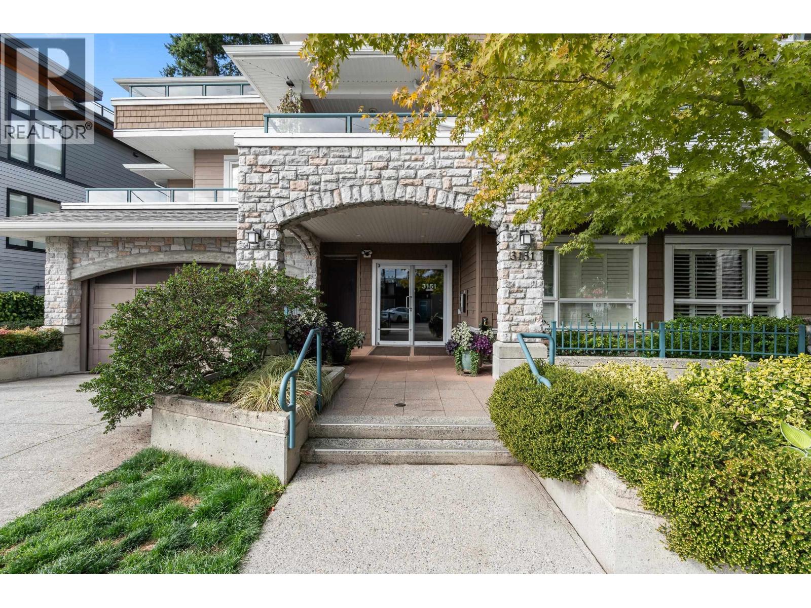 208 3151 Connaught Crescent Property Photo 1