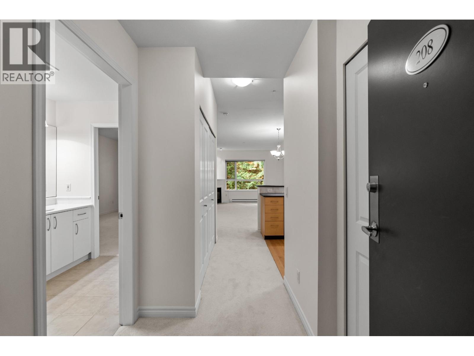 208 3151 Connaught Crescent Property Photo 3