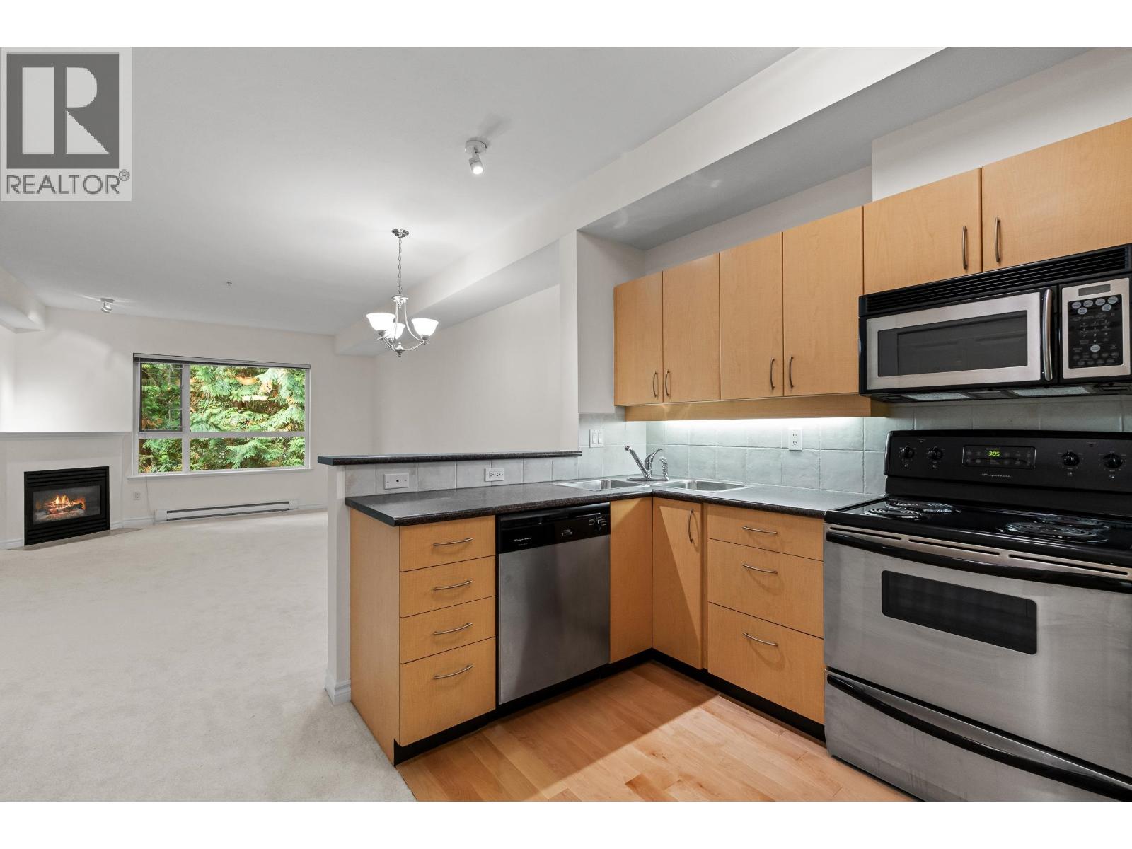 208 3151 Connaught Crescent Property Photo 4