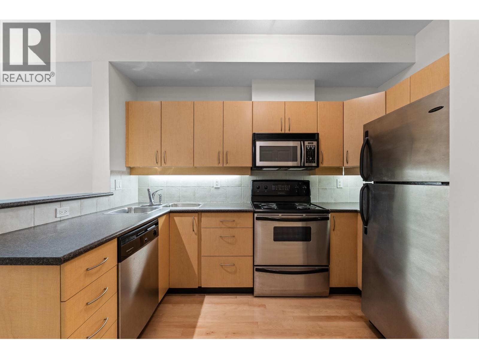 208 3151 Connaught Crescent Property Photo 5