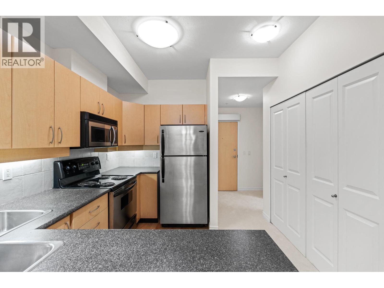 208 3151 Connaught Crescent Property Photo 6