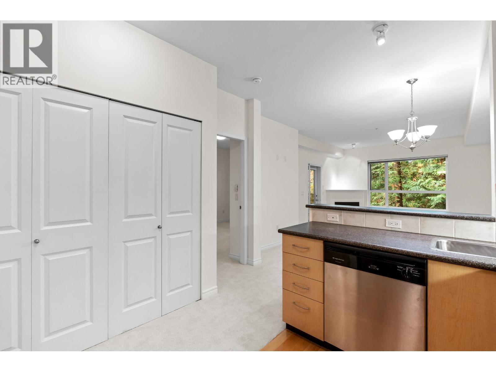 208 3151 Connaught Crescent Property Photo 7
