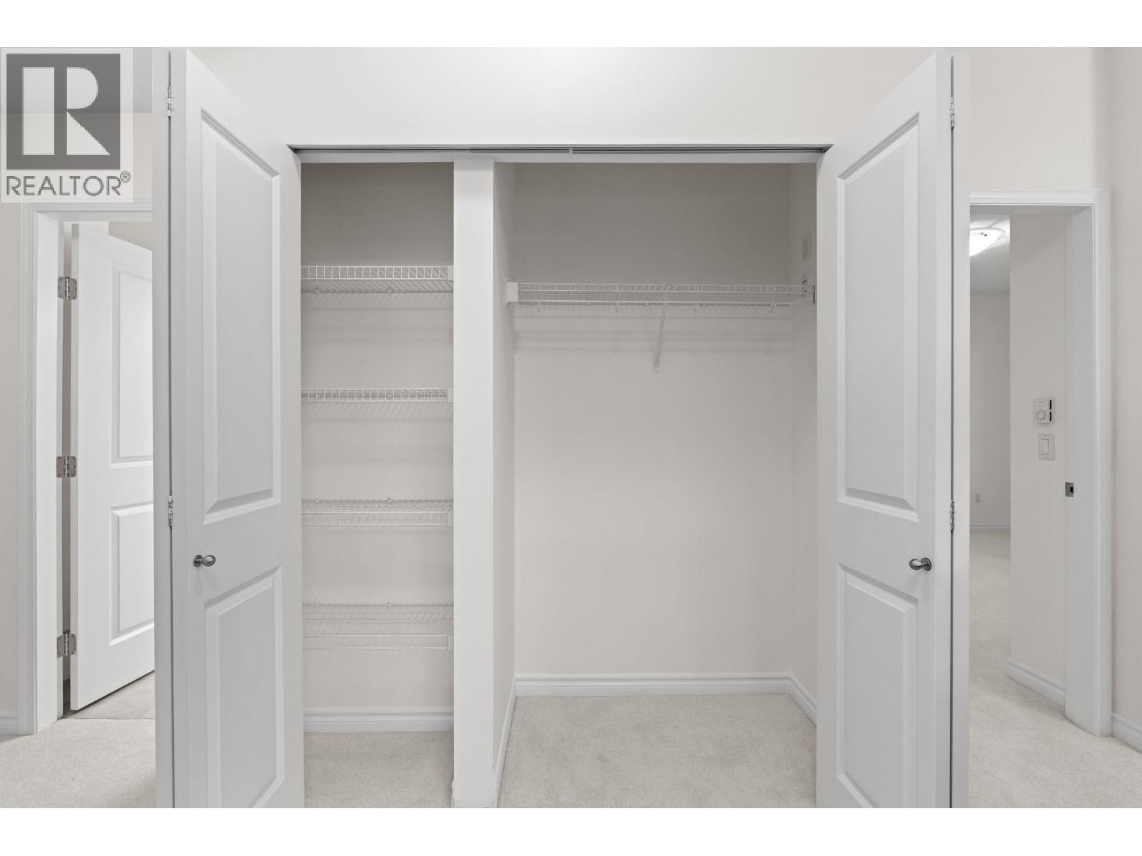 208 3151 Connaught Crescent Property Photo 8