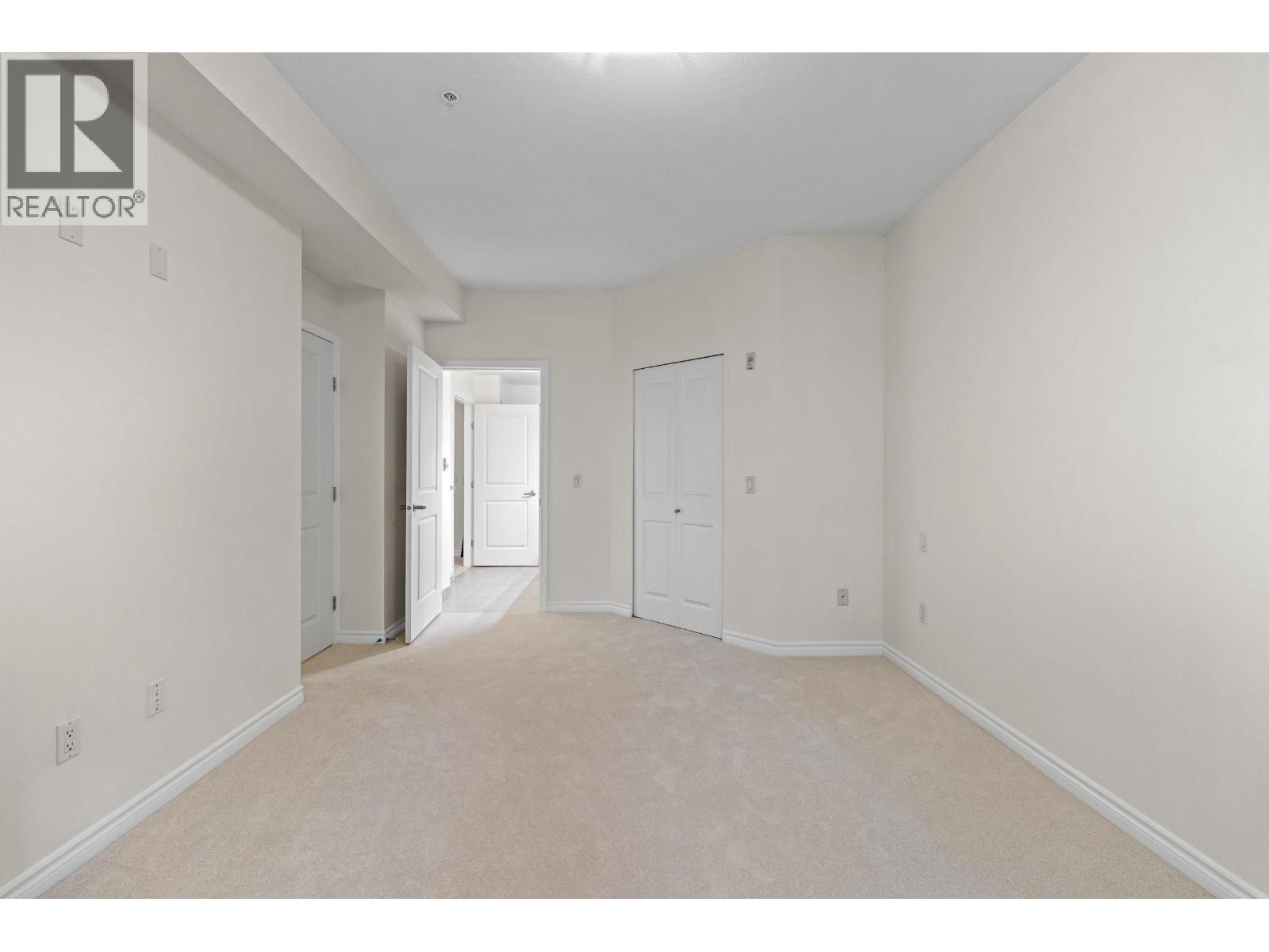 208 3151 Connaught Crescent Property Photo 18