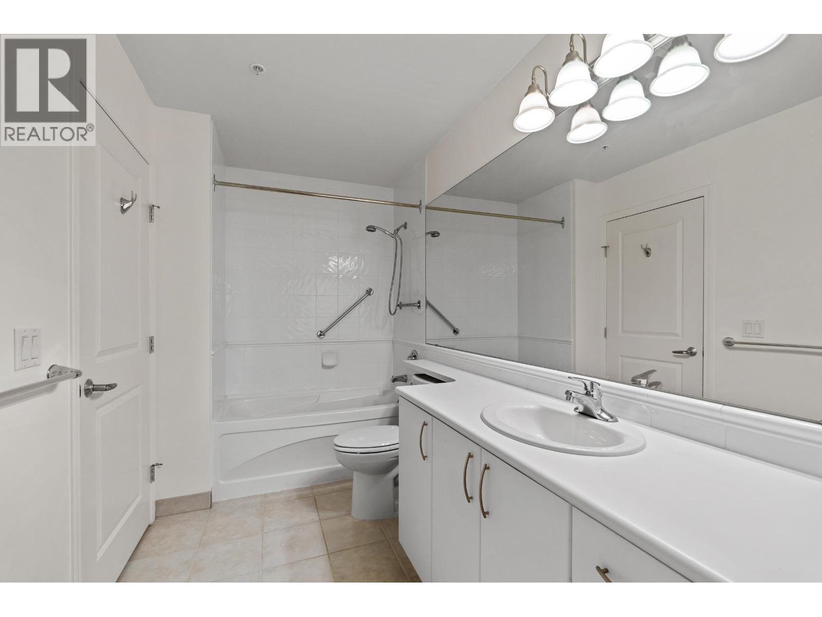 208 3151 Connaught Crescent Property Photo 20