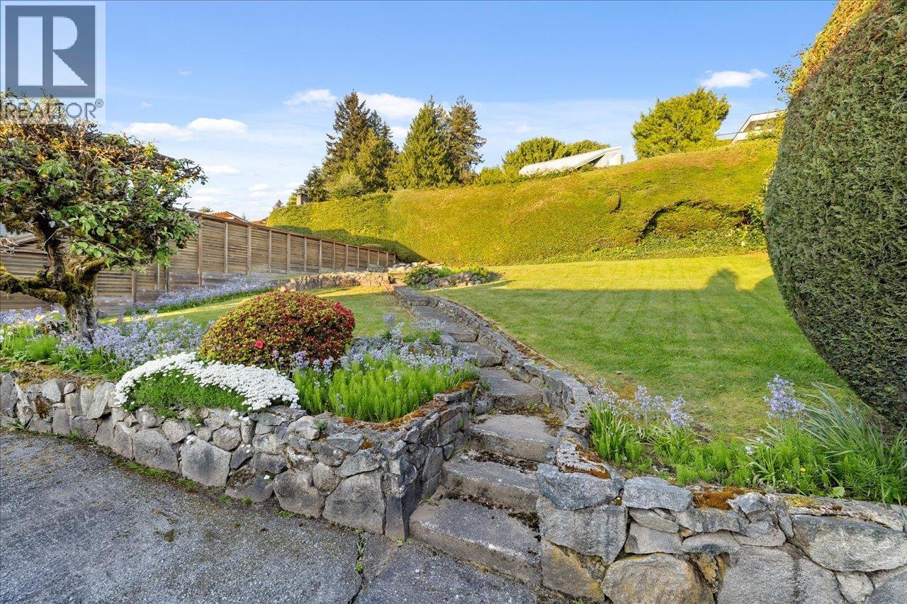 982 Braeside Street Property Photo 32
