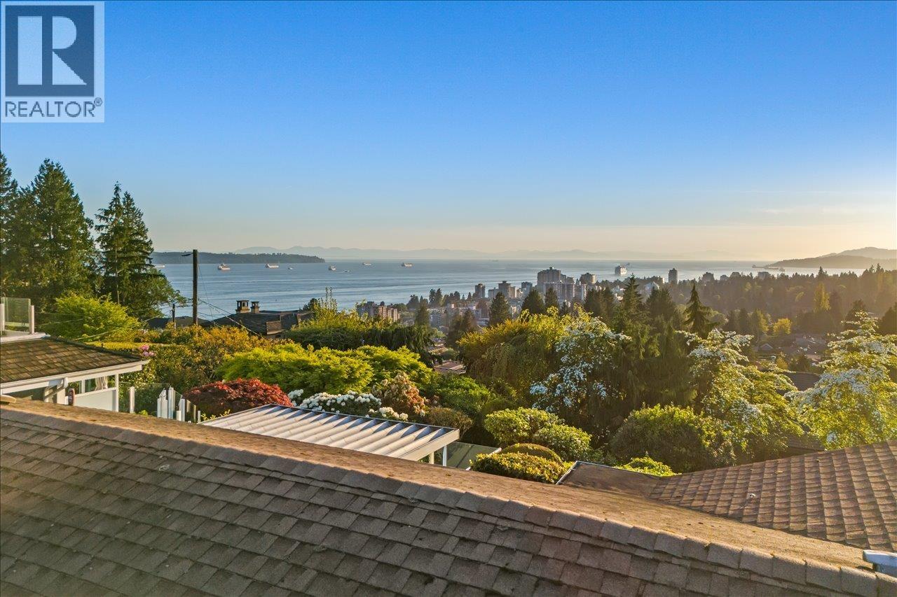 982 Braeside Street Property Photo 37