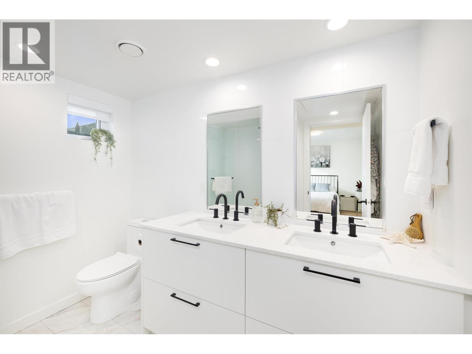 444 545 E 2nd Street Property Photo 22