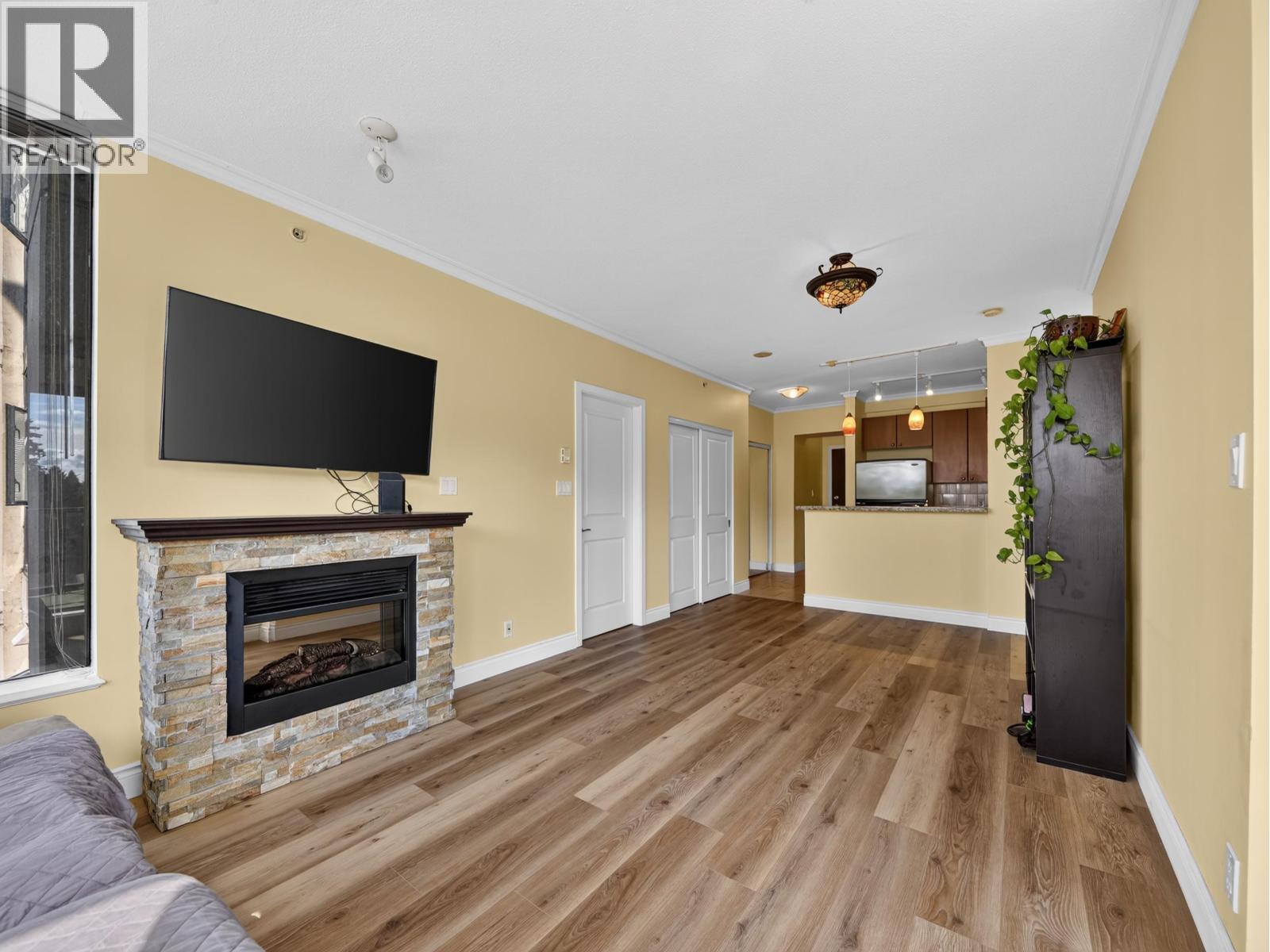 1101 11 E Royal Avenue Property Photo 3