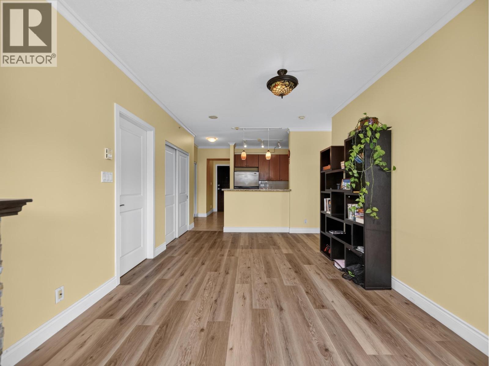 1101 11 E Royal Avenue Property Photo 5