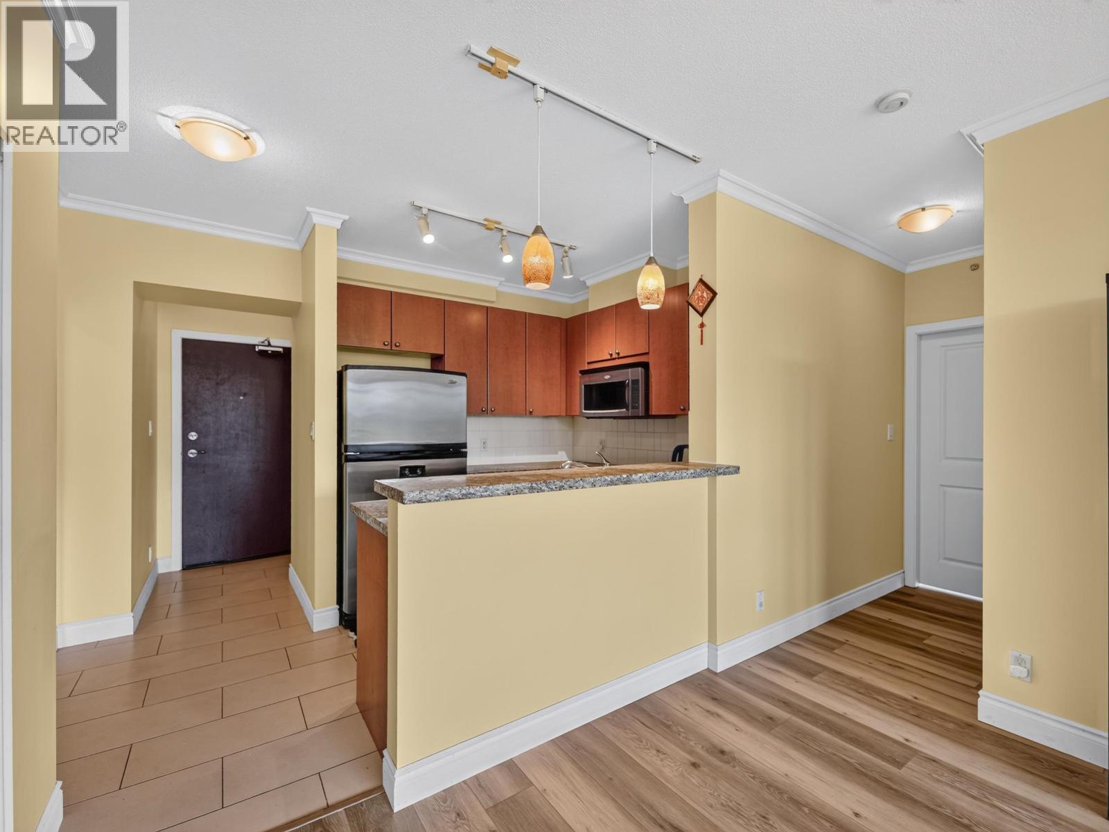 1101 11 E Royal Avenue Property Photo 6