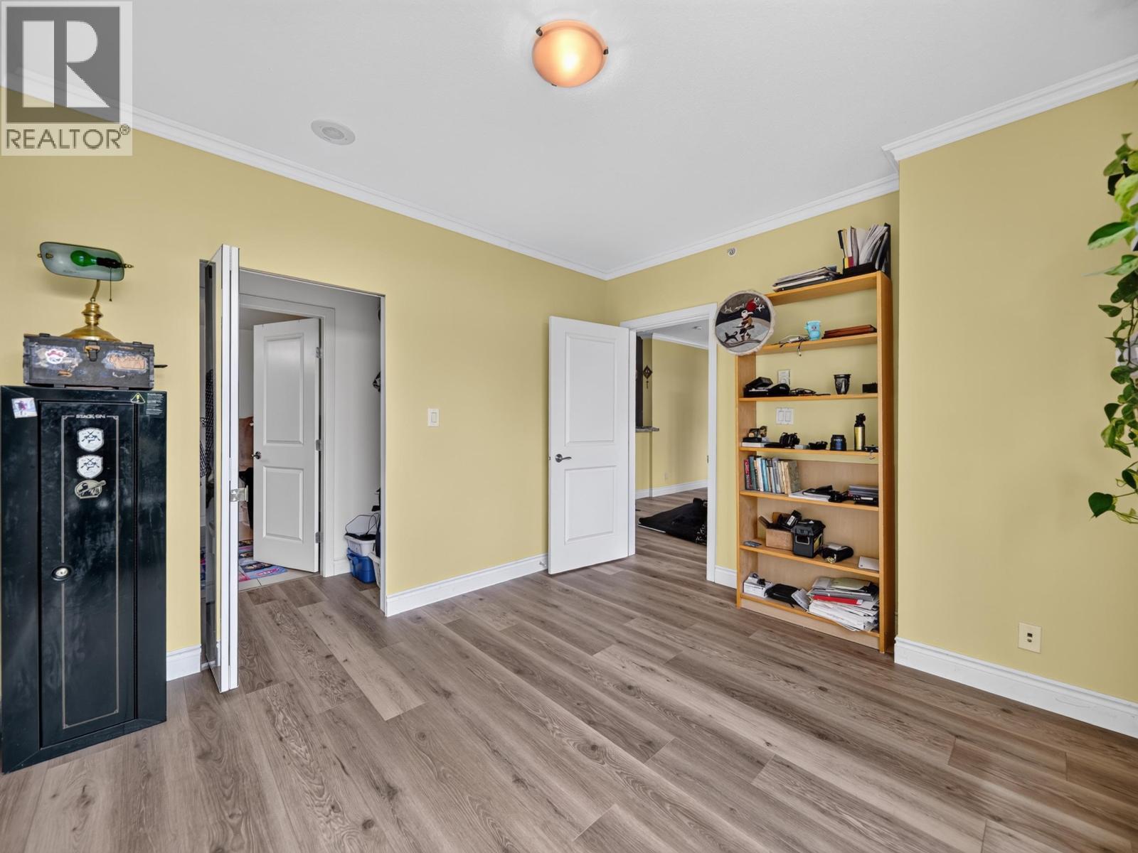 1101 11 E Royal Avenue Property Photo 14