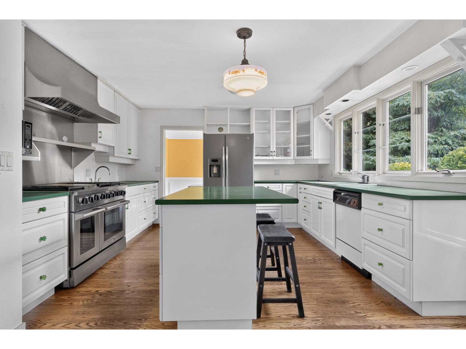 2555 128 Street Property Photo 8
