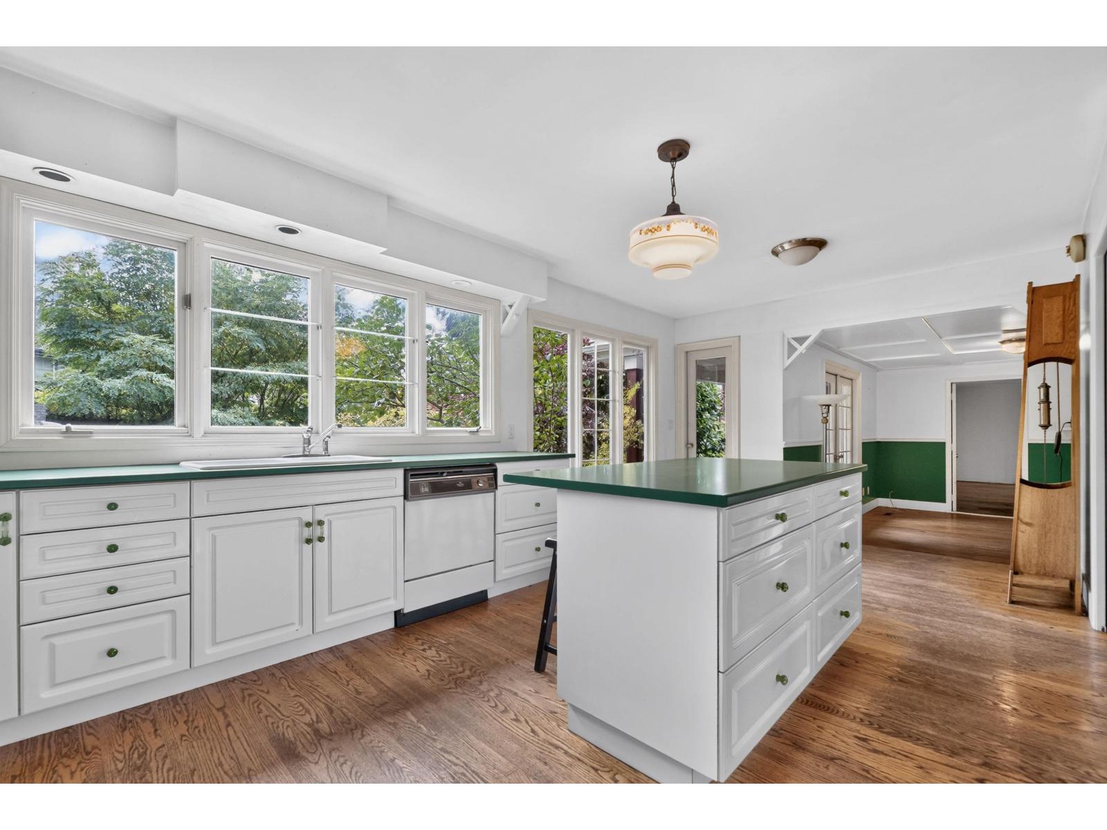 2555 128 Street Property Photo 10